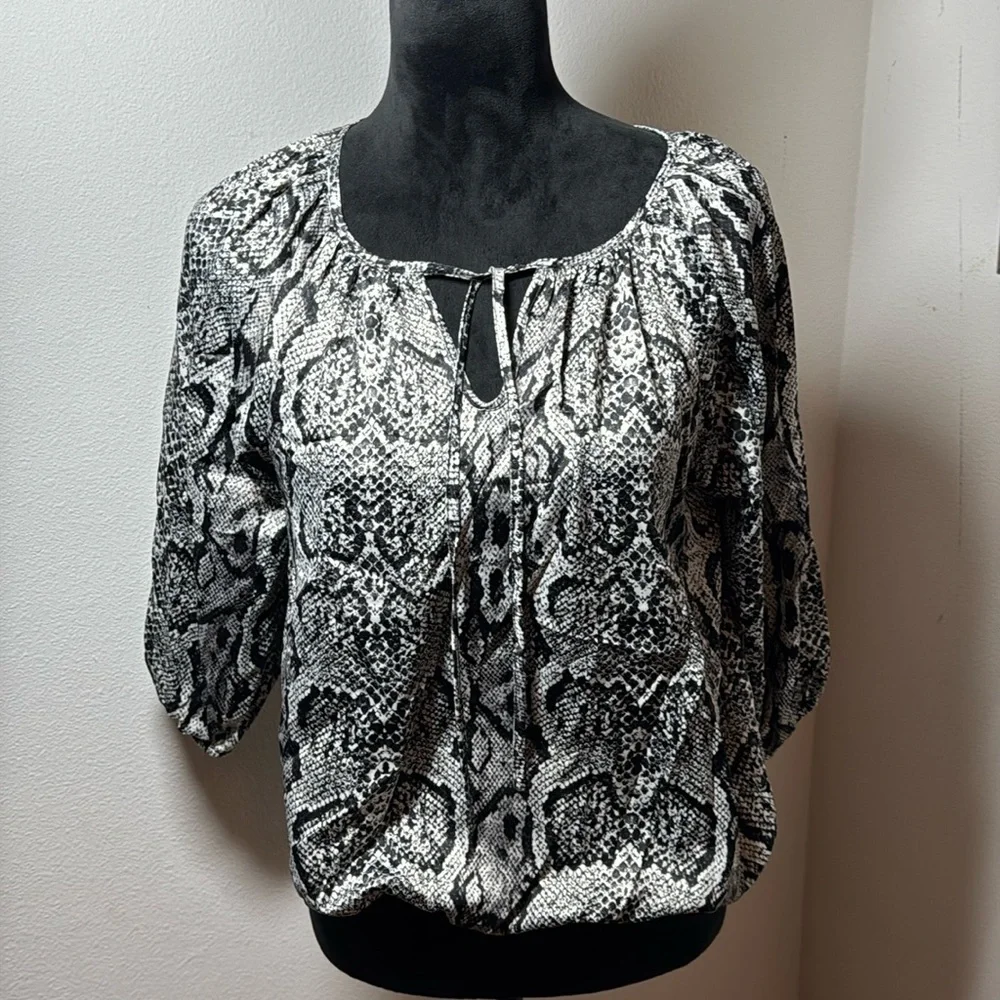 Ellen Tracy snake print split collar ties elastic waist 3/4 sleeves top blouse M